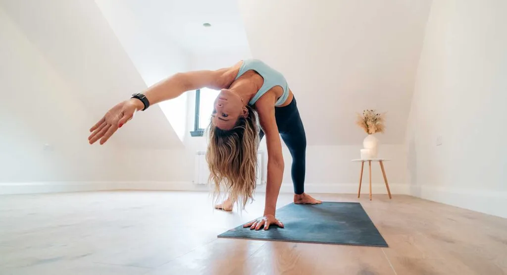 Dynamic Flow Classes, Yoga Mara Galway & Dublin. A swift and powerful 50mins flow that builds heat and energy in the body while developing strength and endurance all the while synchronising breath.